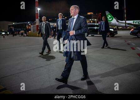 Rotterdam, pays-Bas. 27th mars 2023. Le chancelier allemand OLAF Scholz (SPD) monte à bord de l'avion après les consultations entre le gouvernement allemand et néerlandais à Rotterdam. Scholz s'est rendu à Rotterdam avec plusieurs ministres. Credit: Michael Kappeller/dpa/Alay Live News Banque D'Images