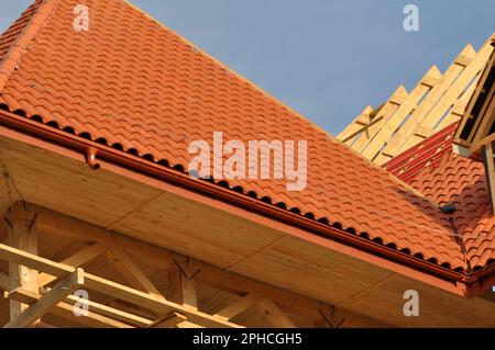 Les carreaux de céramique sont utilisés pour la reconstruction de l'ancien bâtiment Banque D'Images