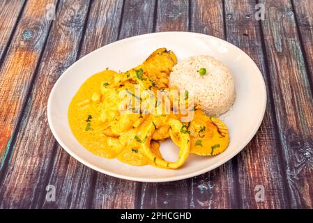 Le pescado a lo macho est une recette de la gastronomie péruvienne préparée avec une délicieuse sauce à base de tomate, du piment et différentes variétés de SH Banque D'Images