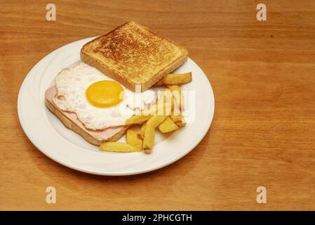 Le sandwich mélangé ou repassé est un sandwich pris en sandwich avec du jambon et du fromage jaune à l'intérieur de deux tranches de pain. Il peut être servi froid ou bien toas Banque D'Images