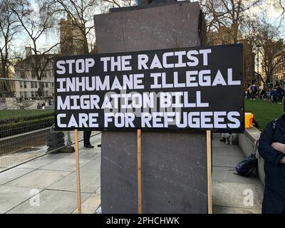 Signe comme lors de la manifestation contre le projet de loi sur les migrations illégales sur la place du Parlement, à Londres. La loi controversée visant à mettre un terme aux migrants qui traversent la Manche en petits bateaux revient lundi à la Chambre des communes pour l'étape du comité. Date de la photo: Lundi 27 mars 2023. Banque D'Images