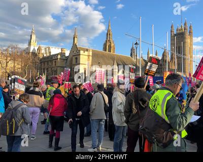 Manifestants protestant contre le projet de loi sur les migrations illégales sur la place du Parlement, à Londres. La loi controversée visant à mettre un terme aux migrants qui traversent la Manche en petits bateaux revient lundi à la Chambre des communes pour l'étape du comité. Date de la photo: Lundi 27 mars 2023. Banque D'Images