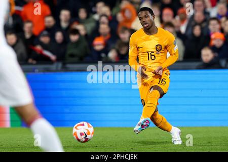 Rotterdam, pays-Bas. 27th mars 2023. ROTTERDAM, PAYS-BAS - MARS 27: Tirell Malacia des pays-Bas pendant le match de qualification du groupe B de l'UEFA EURO 2024 entre les pays-Bas et Gibraltar au Stadion Feijenoord on 27 mars 2023 à Rotterdam, pays-Bas (photo de Peter sous/Orange Pictures) Credit: Orange pics BV/Alay Live News Banque D'Images