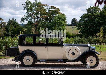 1932 Rolls-Royce 20/25 garés sur une route de gravier avec des arbres et un jardin qui l'entoure dans un cadre rural Banque D'Images