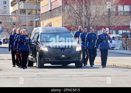 Edmonton, Alberta, Canada. 27th mars 2023. Les officiers passent par la procession funéraire des gendarmes Brett Ryan et Travis Jordan à Edmonton (Alberta), lundi, 27 mars 2023. Ryan et Jordan ont été tués dans l'exercice de leurs fonctions sur 16 mars 2023 après avoir été abattus en réponse à un appel de violence familiale. (Credit image: © Alexander Patton/ZUMA Press Wire) USAGE ÉDITORIAL SEULEMENT! Non destiné À un usage commercial ! Crédit : ZUMA Press, Inc./Alay Live News Banque D'Images