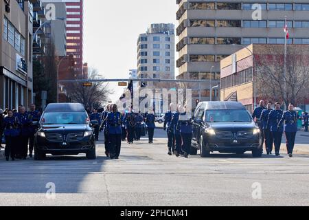 Edmonton, Alberta, Canada. 27th mars 2023. Le cortège funéraire des gendarmes Brett Ryan et Travis Jordan passe à Edmonton (Alb.) lundi, 27 mars 2023. Ryan et Jordan ont été tués dans l'exercice de leurs fonctions sur 16 mars 2023 après avoir été abattus en réponse à un appel de violence familiale. (Credit image: © Alexander Patton/ZUMA Press Wire) USAGE ÉDITORIAL SEULEMENT! Non destiné À un usage commercial ! Crédit : ZUMA Press, Inc./Alay Live News Banque D'Images