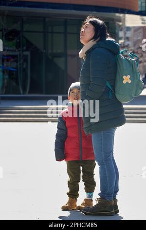 Edmonton, Alberta, Canada. 27th mars 2023. Une jeune famille regarde les funérailles des gendarmes Brett Ryan et Travis Jordan à Edmonton (Alberta), lundi, 27 mars 2023. Ryan et Jordan ont été tués dans l'exercice de leurs fonctions sur 16 mars 2023 après avoir été abattus en réponse à un appel de violence familiale. (Credit image: © Alexander Patton/ZUMA Press Wire) USAGE ÉDITORIAL SEULEMENT! Non destiné À un usage commercial ! Crédit : ZUMA Press, Inc./Alay Live News Banque D'Images