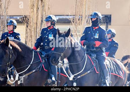 Edmonton, Alberta, Canada. 27th mars 2023. Monté la police marche dans le cortège funéraire pour les gendarmes Brett Ryan et Travis Jordan à Edmonton (Alb.), lundi, 27 mars 2023. Ryan et Jordan ont été tués dans l'exercice de leurs fonctions sur 16 mars 2023 après avoir été abattus en réponse à un appel de violence familiale. (Credit image: © Alexander Patton/ZUMA Press Wire) USAGE ÉDITORIAL SEULEMENT! Non destiné À un usage commercial ! Crédit : ZUMA Press, Inc./Alay Live News Banque D'Images