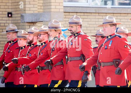 Edmonton, Alberta, Canada. 27th mars 2023. Les agents de la GRC défilent lundi dans le cortège funéraire des gendarmes Brett Ryan et Travis Jordan, à Edmonton (Alberta) 27 mars 2023. Ryan et Jordan ont été tués dans l'exercice de leurs fonctions sur 16 mars 2023 après avoir été abattus en réponse à un appel de violence familiale. (Credit image: © Alexander Patton/ZUMA Press Wire) USAGE ÉDITORIAL SEULEMENT! Non destiné À un usage commercial ! Crédit : ZUMA Press, Inc./Alay Live News Banque D'Images