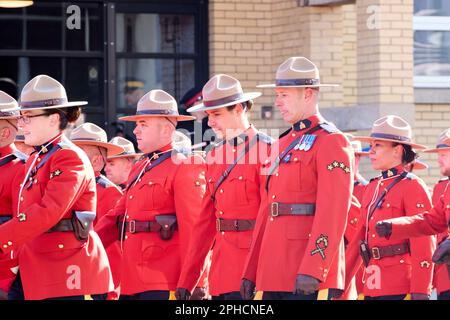 Edmonton, Alberta, Canada. 27th mars 2023. Les agents de la GRC défilent lundi dans le cortège funéraire des gendarmes Brett Ryan et Travis Jordan, à Edmonton (Alberta) 27 mars 2023. Ryan et Jordan ont été tués dans l'exercice de leurs fonctions sur 16 mars 2023 après avoir été abattus en réponse à un appel de violence familiale. (Credit image: © Alexander Patton/ZUMA Press Wire) USAGE ÉDITORIAL SEULEMENT! Non destiné À un usage commercial ! Crédit : ZUMA Press, Inc./Alay Live News Banque D'Images