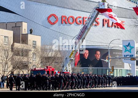 Edmonton, Alberta, Canada. 27th mars 2023. Les officiers défilent lundi dans le cortège funéraire des gendarmes Brett Ryan et Travis Jordan à Edmonton (Alberta) 27 mars 2023. Ryan et Jordan ont été tués dans l'exercice de leurs fonctions sur 16 mars 2023 après avoir été abattus en réponse à un appel de violence familiale. (Credit image: © Alexander Patton/ZUMA Press Wire) USAGE ÉDITORIAL SEULEMENT! Non destiné À un usage commercial ! Crédit : ZUMA Press, Inc./Alay Live News Banque D'Images