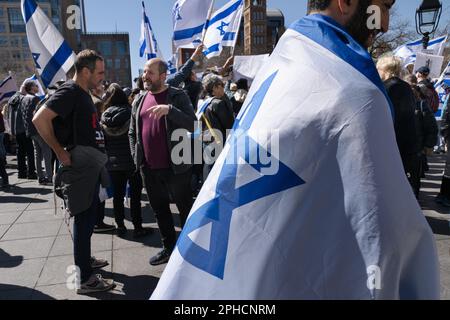 New York, New York, États-Unis. 26th mars 2023. Des centaines de personnes se sont rassemblées à Washington Square Park pour dénoncer le gouvernement d'extrême droite d'Israël et les changements prévus par le Premier ministre Benjamin Netanyahu dans le système judiciaire, qui sont de plus en plus soumis au contrôle politique. (Credit image: © Laura Brett/ZUMA Press Wire) USAGE ÉDITORIAL SEULEMENT! Non destiné À un usage commercial ! Banque D'Images