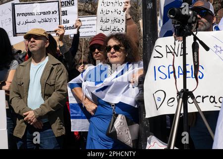 New York, New York, États-Unis. 26th mars 2023. Des centaines de personnes se sont rassemblées à Washington Square Park pour dénoncer le gouvernement d'extrême droite d'Israël et les changements prévus par le Premier ministre Benjamin Netanyahu dans le système judiciaire, qui sont de plus en plus soumis au contrôle politique. (Credit image: © Laura Brett/ZUMA Press Wire) USAGE ÉDITORIAL SEULEMENT! Non destiné À un usage commercial ! Banque D'Images