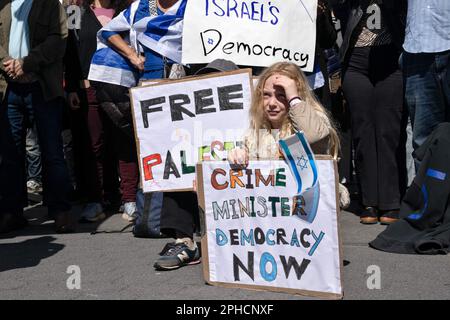 New York, New York, États-Unis. 26th mars 2023. Des centaines de personnes se sont rassemblées à Washington Square Park pour dénoncer le gouvernement d'extrême droite d'Israël et les changements prévus par le Premier ministre Benjamin Netanyahu dans le système judiciaire, qui sont de plus en plus soumis au contrôle politique. (Credit image: © Laura Brett/ZUMA Press Wire) USAGE ÉDITORIAL SEULEMENT! Non destiné À un usage commercial ! Banque D'Images