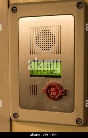 Inscription en langue allemande hors service avec un bouton d'appel d'urgence en dessous Banque D'Images
