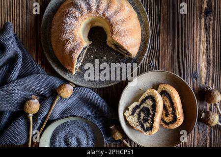 Délicieux gâteau Bundt de levure avec remplissage de graines de pavot Banque D'Images