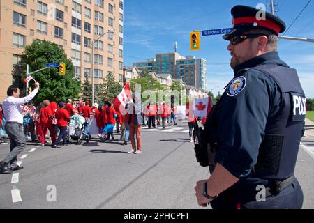 Toronto, Ontario, Canada - 01/07/2019: La police veille à la sécurité du défilé de la fête du Canada Banque D'Images