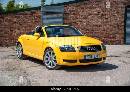 Audi TT CABRIOLET jaune vif Banque D'Images