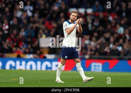 Londres, Royaume-Uni. 26th mars 2023. Harry Kane, d'Angleterre, applaudit les fans lorsqu'il est remplacé dans la moitié de 2nd. Angleterre contre Ukraine, UEFA qualification Euro 2024 match international du groupe C au stade Wembley à Londres le dimanche 26th mars 2023. Usage éditorial uniquement. photo par Andrew Orchard/Andrew Orchard sports photographie/Alamy Live News crédit: Andrew Orchard sports photographie/Alamy Live News Banque D'Images