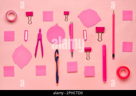 Composition avec stylos, notes adhésives et trombones sur fond rose Banque D'Images