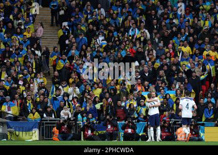 Londres, Royaume-Uni. 26th mars 2023. Harry Kane, d'Angleterre, célèbre avec ses coéquipiers après avoir marqué son but en équipe 1st. Angleterre contre Ukraine, UEFA qualification Euro 2024 match international du groupe C au stade Wembley à Londres le dimanche 26th mars 2023. Usage éditorial uniquement. photo par Andrew Orchard/Andrew Orchard sports photographie/Alamy Live News crédit: Andrew Orchard sports photographie/Alamy Live News Banque D'Images