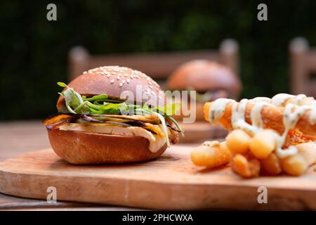 Sandwich vegan et frites sur une table en bois Banque D'Images