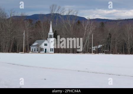 Petite chapelle de village sur Chinook Trail à Wonalancet dans la ville de Tamworth, NH.jolie vue dans toutes les 4 saisons. Il est situé à côté de terres agricoles et de grands champs Banque D'Images