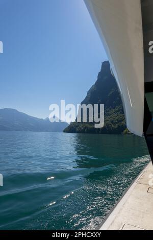 Vue depuis un bateau nautique avec paysage et montagne et un ascenseur sur le lac de Lucerne lors d'une Sunny journée d'été à Lucerne, Suisse. Banque D'Images