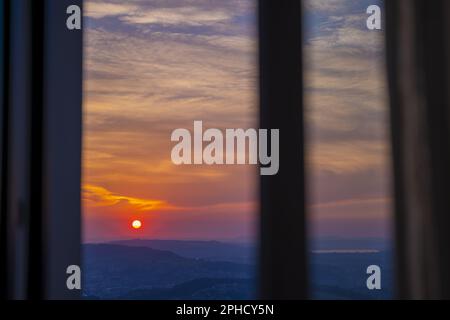 Fenêtre vue sur le paysage avec la montagne au coucher du soleil à Lucerne, Suisse. Banque D'Images