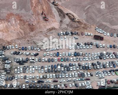 TAIJIANG, CHINE - 28 MARS 2023 - des voitures d'un grand nombre de fans regardent les finales de basket-ball du village dans un parking à Taijiang, province de Guizhou, Banque D'Images