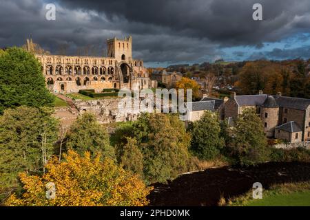 L'Écosse borde la ville de Jedburgh avec les ruines de l'abbaye de Jedburgh, une abbaye Augustinienne en ruines qui a été fondée au 12th siècle, est situé Banque D'Images