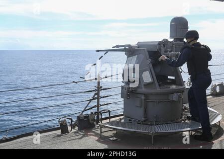 OCÉAN ATLANTIQUE (6 mars 2023) le compagnon de Gunner's Mate 2nd classe Elias Dvorak , affecté au destroyer de missile guidé de classe Arleigh Burke USS Ramage (DDG 61), tire le canon Mark 38 25mm mod 2 au cours d'un exercice de feux vivants, 6 mars 2023. Banque D'Images