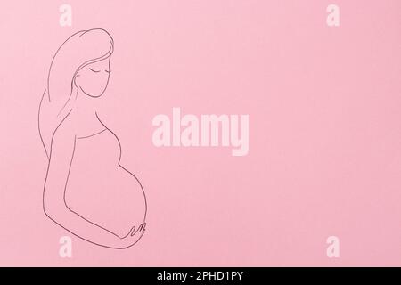 Femme enceinte figure dessinée sur fond rose, vue de dessus avec espace pour le texte. Concept de GPA Banque D'Images