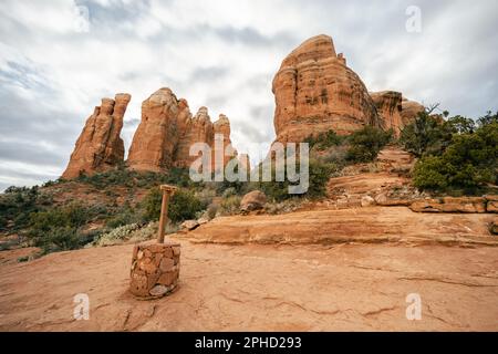 Cathedral Rock Spires avec marqueur de sentier et nuages dans le ciel de Sedona Arizona Banque D'Images