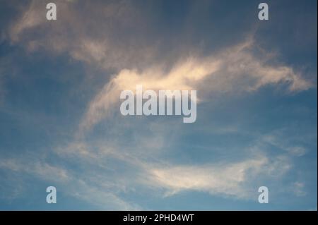 Nuages de Cirrus wispy dans un ciel bleu profond Banque D'Images