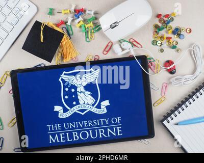 Sur cette photo, le logo de l'Université de Melbourne apparaît sur une tablette. Banque D'Images