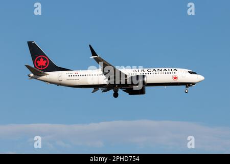 Montréal, Canada. 21st mai 2022. Un Boeing 737-8 MAX d'Air Canada débarque à l'aéroport international Pierre Elliott Trudeau de Montréal. En janvier 2023, Air Canada exploite 40 Boeing 737-8 MAX. Air Canada a reçu le premier simulateur de vol complet 737 MAX exploité par une compagnie aérienne en 2017. Crédit : SOPA Images Limited/Alamy Live News Banque D'Images