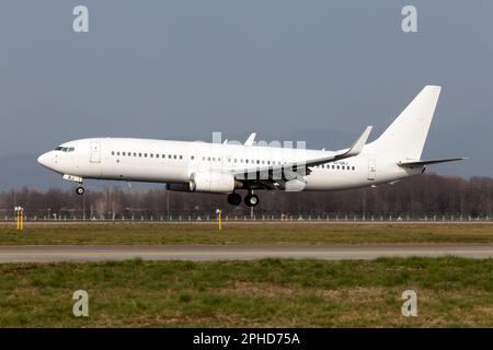 Bergame, Italie. 04th mars 2023. Un Boeing 737-800 de Neos débarquant à l'aéroport de Milan Bergame Orio al Serio. Neos est une compagnie aérienne italienne. C'est une filiale d'Alpitour. Elle exploite une flotte de Boeing 737 Next Generation, 737 MAX et Boeing 787 vers plus de 73 destinations nationales, européennes et intercontinentales. Crédit : SOPA Images Limited/Alamy Live News Banque D'Images