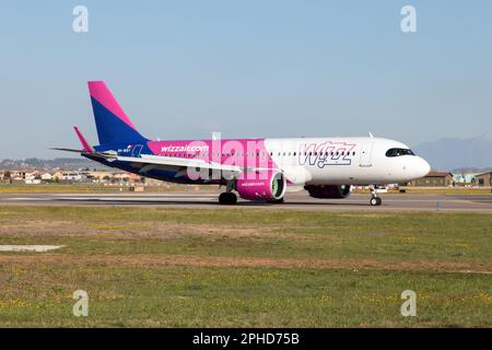 Vérone, Italie. 25th mars 2023. Un nouvel Airbus 320 NEO Wizz Air Malta vient d'atterrir à l'aéroport de Vérone Villafranca. Wizz Air Malta est une compagnie aérienne maltaise à bas prix et une filiale de la compagnie hongroise Wizz Air. La société a opéré son premier vol le 27 septembre 2022 entre Rome Fiumicino et l'aéroport international de Malte. Crédit : SOPA Images Limited/Alamy Live News Banque D'Images