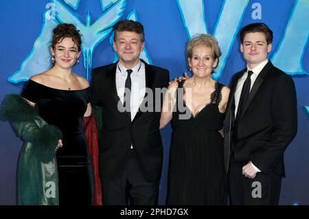 Ruby Ashbourne Serkis, Andy Serkis, Lorraine Ashbourne et Louis Ashbourne Serkis assistent à la première mondiale de 'Avatar: The Way of Water' à Odeon Luxe Leicester Square à Londres. Banque D'Images