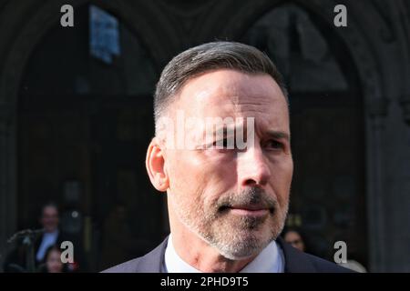 Londres, Royaume-Uni. 27th mars 2023. David Bumbler, mari d'Elton John, quitte les cours royales de justice après le premier jour d'une audience de violation de la vie privée, où il est prétendu que les téléphones ont été exploités et les voitures ont été bugged, par la poste et le courrier dimanche. Crédit : onzième heure Photographie/Alamy Live News Banque D'Images