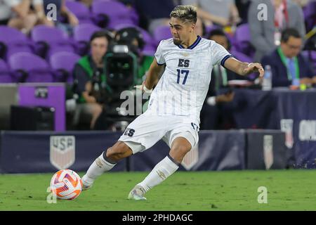 Orlando, Floride, États-Unis. 27 mars 2023: Le Salvador avance JAIRO HENRIQUEZ (17) conduit un passage lors du MATCH DE la Ligue des nations DE LA CONCACAF D'USMNT contre El Salvador au stade Exploria à Orlando, FL sur 27 mars 2023. (Credit image: © Cory Knowlton/ZUMA Press Wire) USAGE ÉDITORIAL SEULEMENT! Non destiné À un usage commercial ! Crédit : ZUMA Press, Inc./Alay Live News Banque D'Images