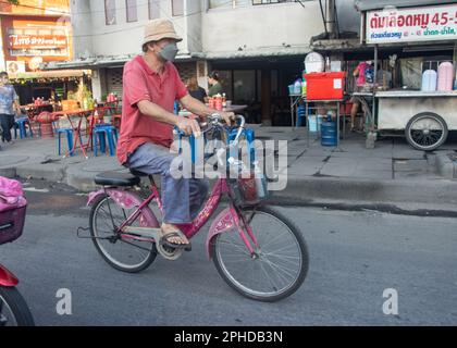 SAMUT PRAKAN, THAÏLANDE, 28 2023 JANVIER, Un homme à vélo dans la rue de la ville. Banque D'Images