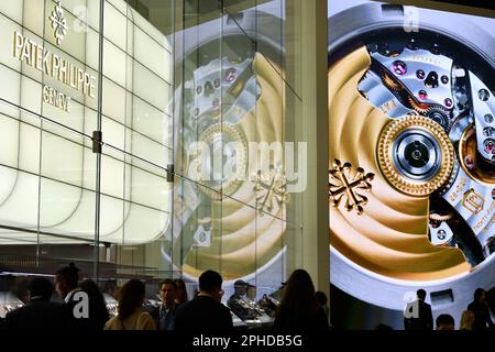 Genève, Suisse. 27th mars 2023. Les gens visitent les montres et les merveilles Genève 2023 au Palexpo à Genève, Suisse, 27 mars 2023. Avec 48 marques participantes, montres et merveilles Genève 2023 se tient ici de 27 mars à 2 avril. Credit: Lian Yi/Xinhua/Alay Live News Banque D'Images