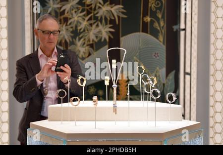 Genève, Suisse. 27th mars 2023. Un homme prend des photos d'expositions pendant les montres et merveilles Genève 2023 au Palexpo à Genève, Suisse, 27 mars 2023. Avec 48 marques participantes, montres et merveilles Genève 2023 se tient ici de 27 mars à 2 avril. Credit: Lian Yi/Xinhua/Alay Live News Banque D'Images