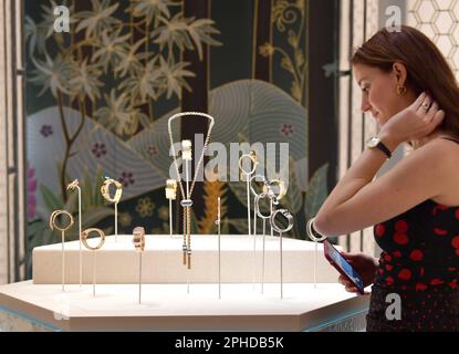 Genève, Suisse. 27th mars 2023. Une femme visite les montres et merveilles Genève 2023 au Palexpo à Genève, Suisse, 27 mars 2023. Avec 48 marques participantes, montres et merveilles Genève 2023 se tient ici de 27 mars à 2 avril. Credit: Lian Yi/Xinhua/Alay Live News Banque D'Images