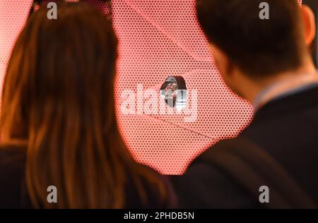 Genève, Suisse. 27th mars 2023. Les gens regardent une montre pendant les montres et merveilles Genève 2023 au Palexpo à Genève, Suisse, 27 mars 2023. Avec 48 marques participantes, montres et merveilles Genève 2023 se tient ici de 27 mars à 2 avril. Credit: Lian Yi/Xinhua/Alay Live News Banque D'Images