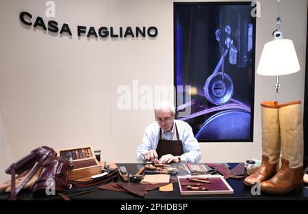Genève, Suisse. 27th mars 2023. Un artisan fait une démonstration de fabrication de ceintures de montres pendant les montres et merveilles Genève 2023 au Palexpo à Genève, Suisse, 27 mars 2023. Avec 48 marques participantes, montres et merveilles Genève 2023 se tient ici de 27 mars à 2 avril. Credit: Lian Yi/Xinhua/Alay Live News Banque D'Images
