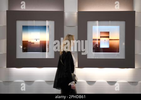Genève, Suisse. 27th mars 2023. Une femme visite les montres et merveilles Genève 2023 au Palexpo à Genève, Suisse, 27 mars 2023. Avec 48 marques participantes, montres et merveilles Genève 2023 se tient ici de 27 mars à 2 avril. Credit: Lian Yi/Xinhua/Alay Live News Banque D'Images