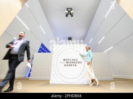 Genève, Suisse. 27th mars 2023. Une femme pose pour une photo avec le logo des montres et merveilles Genève 2023 au Palexpo à Genève, Suisse, 27 mars 2023. Avec 48 marques participantes, montres et merveilles Genève 2023 se tient ici de 27 mars à 2 avril. Credit: Lian Yi/Xinhua/Alay Live News Banque D'Images